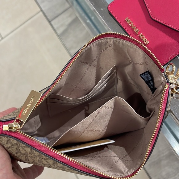MICHAEL KORS JET SET ITEM LG 2 in 1 CARD CASE & WRISTLET
Carmine Pink
NWT - Picture 3 of 16